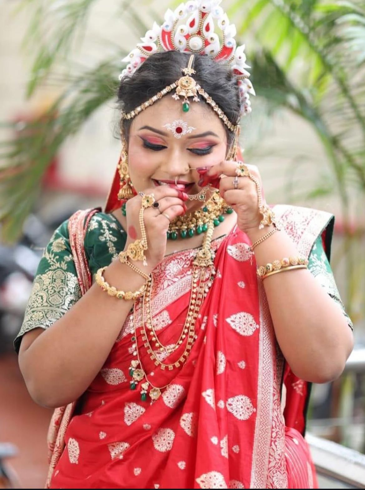 Beautiful traditional Bengali Bride look by Glamvibe.