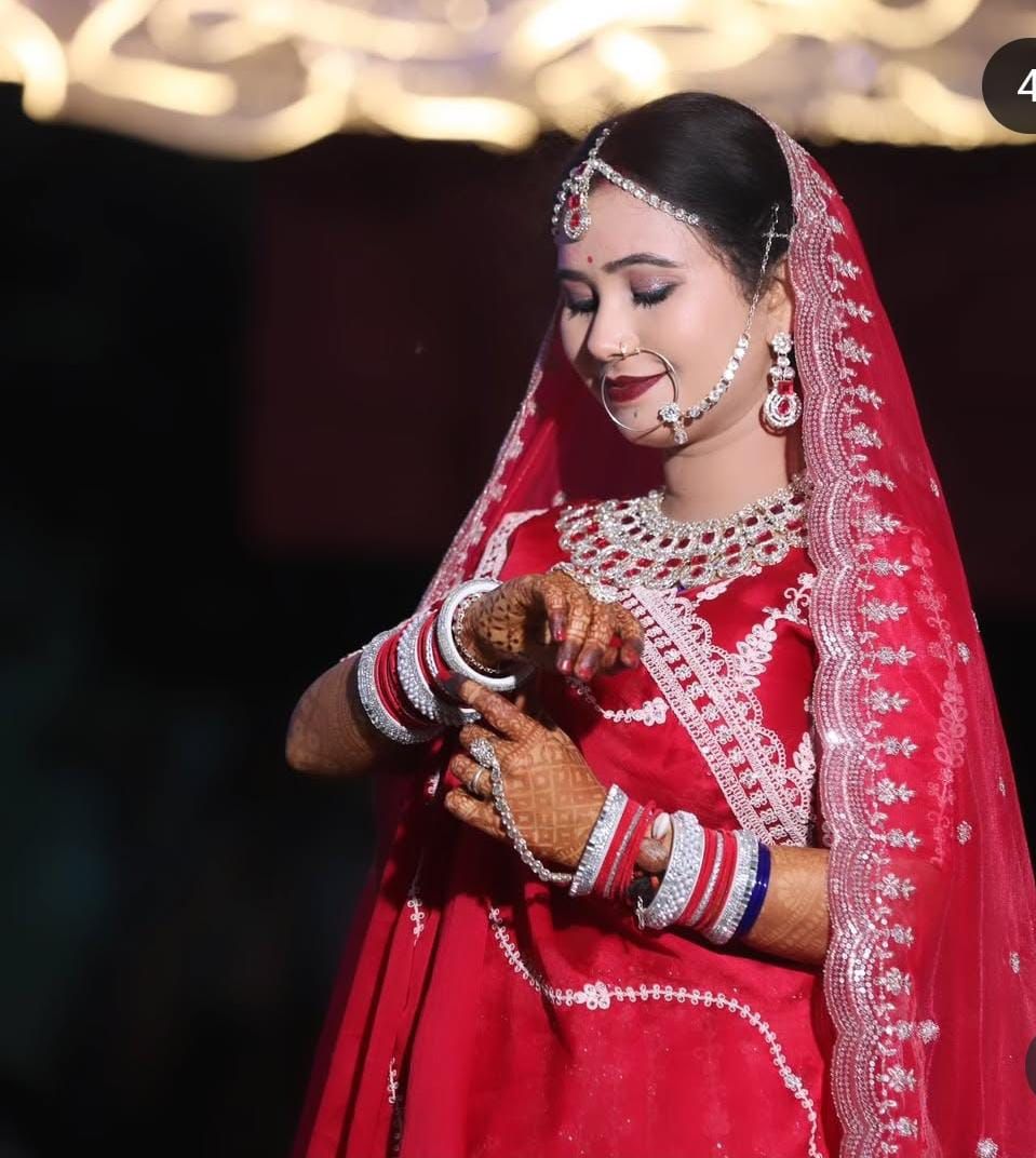 Ms. Sakshi looking exquisite in her traditional Indian bridal look.
